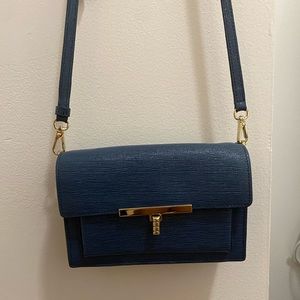 Great condition and barely worn crossbody! Straps are adjustable as well :)